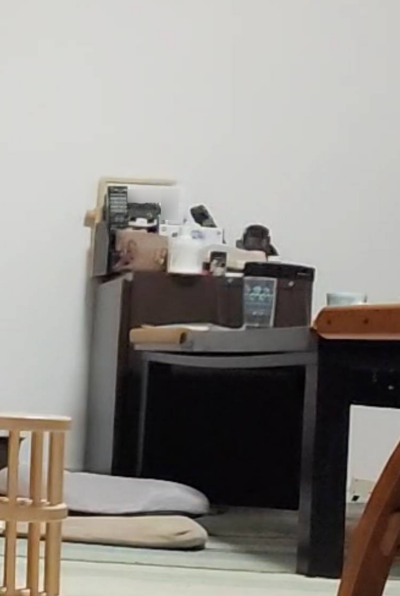 Before　棚の上にメイクポーチや綿棒置きっぱなし